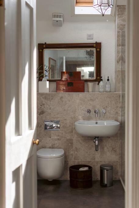 Sarah'S - A Townhouse Apartment In Georgian Holt Holt  Buitenkant foto